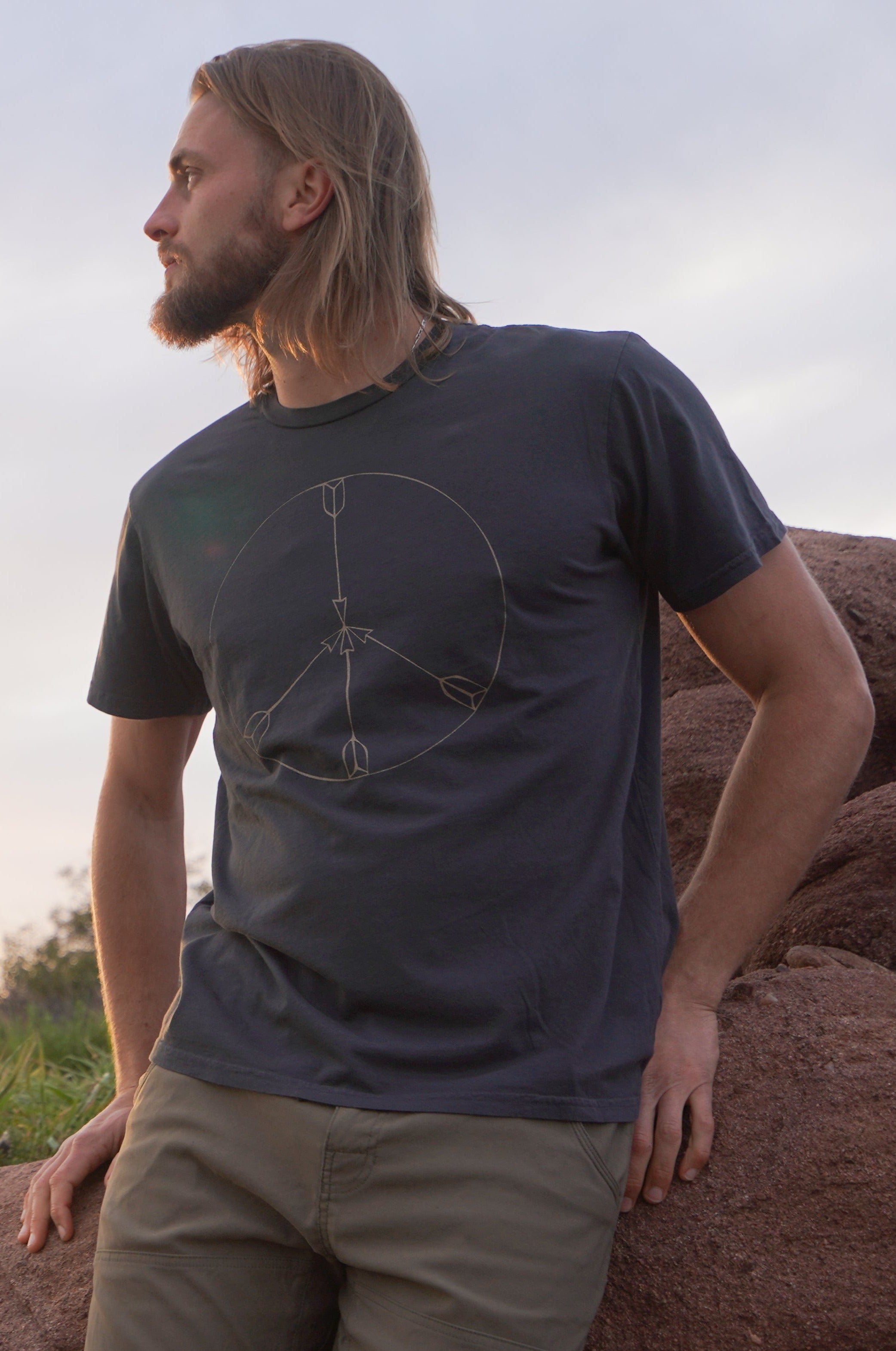 'Peace Arrows' Mens Organic Tee - Graphite